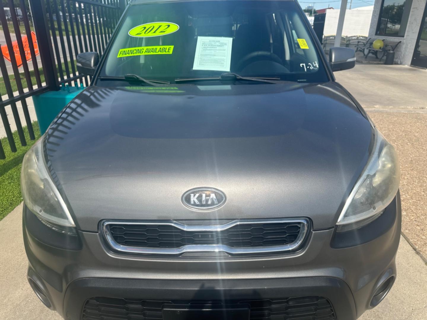 2012 GRAY /BLACK Kia Soul + 4dr Crossover 6A (KNDJT2A69C7) with an 2.0L 4 CYL I4 engine engine, AUTOMATIC 6-SPEED transmission, located at 2001 E. Lancaster, Ft. Worth, 76103, (817) 336-7000, 32.746181, -97.301018 - Photo#2